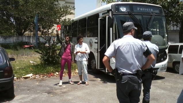Ônibus no qual estão os estudantes presos durante a desocupação da reitoria da USP