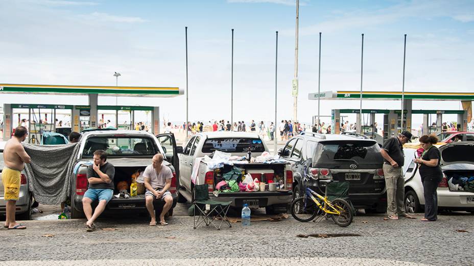 Argentinos estacionam seus carros na orla de Copacabana, no Rio