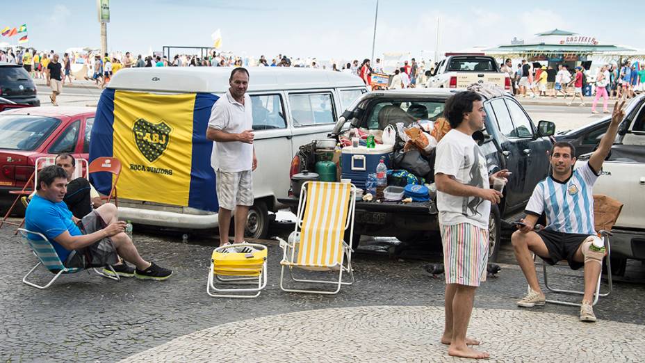 Argentinos estacionam seus carros na orla de Copacabana, no Rio