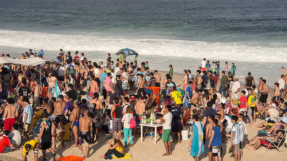 Argentinos fazem festa na praia de Copacabana, no Rio