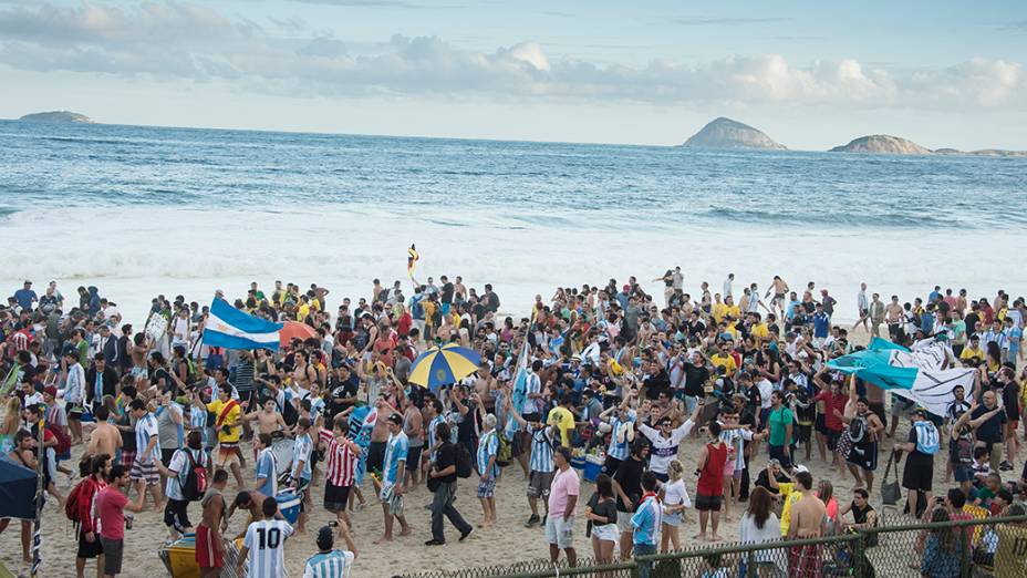 Argentinos fazem festa na praia de Copacabana, no Rio