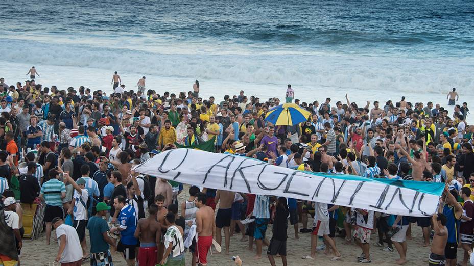 Argentinos fazem festa na praia de Copacabana, no Rio