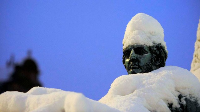 Estátua com neve em Newcastle, na Inglaterra