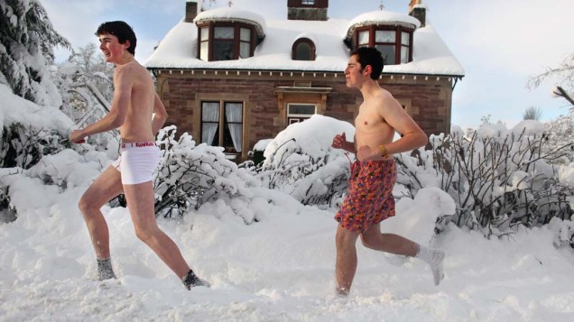 Jovens brincam na neve em Auchterarder, na Escócia