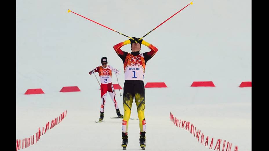 O alemão Eric Frenzel comemora medalha de ouro ao vencer as duas provas do combinado nórdico