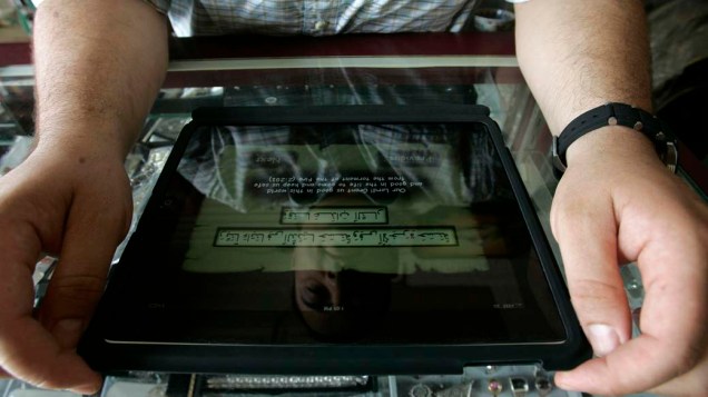 Corão é lido em versão digital em iPad em Nova Jérsei, nos Estados Unidos