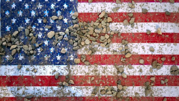 Bandeira americana coberta de pedras é exibida em uma exposição de guerra no Irã