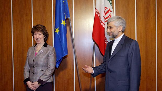Representante iraniano Saeed Jalili ao lado da chefe para política externa da UE, em Genebra