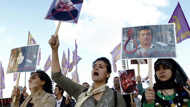 Mulheres protestam contra condenação de Sakineh Mohammadi-Ashtiani, em Paris, no dia 28 de novembro de 2010