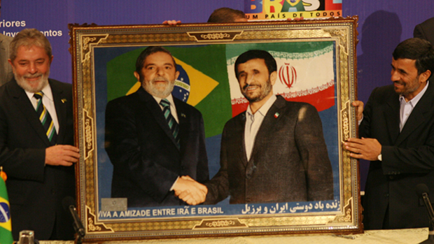 Os presidentes do Brasil, Luiz Inácio Lula da Silva, visita o colega iraniano, Mahmoud Ahmadinejad, para acordo pelo qual o país aceita a troca de 1200 quilos de urânio levemente enriquecido por 120 quilos de urânio a 20%