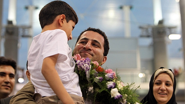 Amiri reencontra seus familiares ao chegar ao aeroporto de Teerã nesta quinta-feira