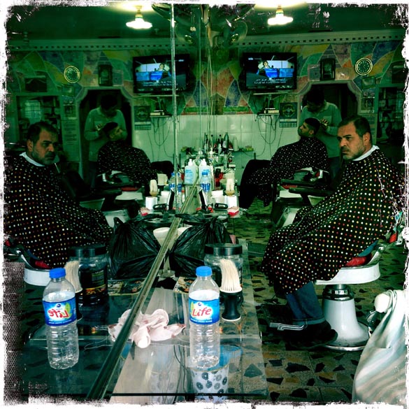Foto tirada com um iPhone, mostra Iraquianos em uma barbearia, em Bagdá