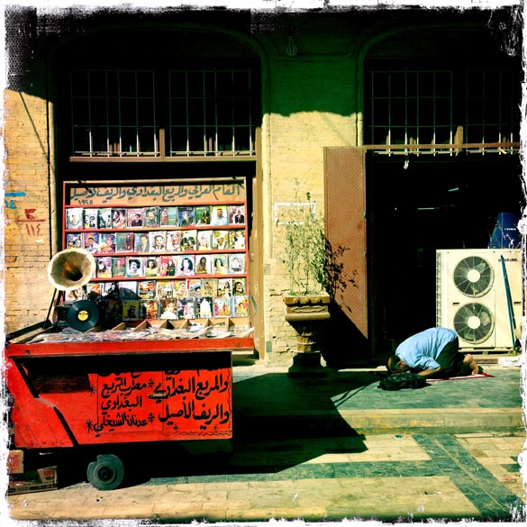 Foto tirada de um IPhone, mostra muçulmano fazendo a reza do meio dia, em Bagdá