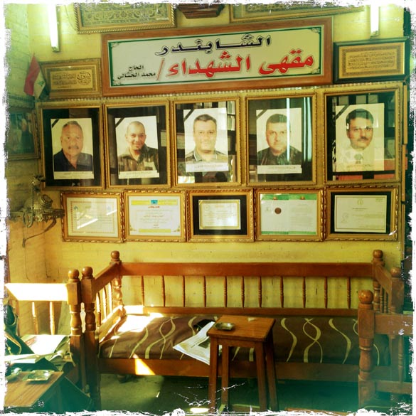 Fotos em um café de Bagdá, dos cinco mortos após a explosão de um carro-bomba em março de 2007
