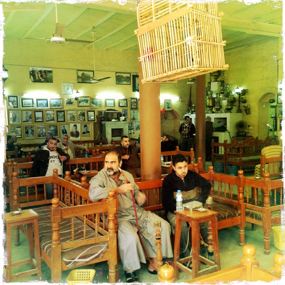 Iraquianos em um dos mais antigos café de Bagdá