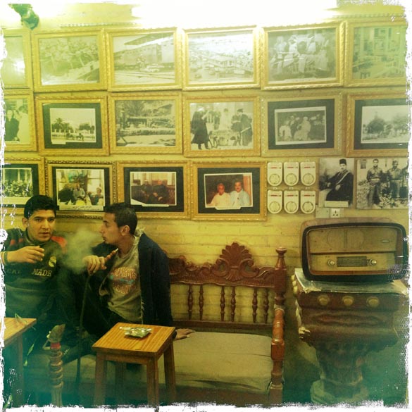 Iraquianos fumam narguilé em um dos cafés mais antigos de Bagdá