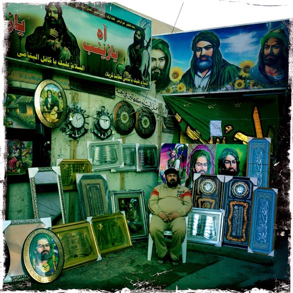 Loja decorada com imagens de Imam Hussein, reverenciado pelos muçulmanos xiitas, em Bagdá