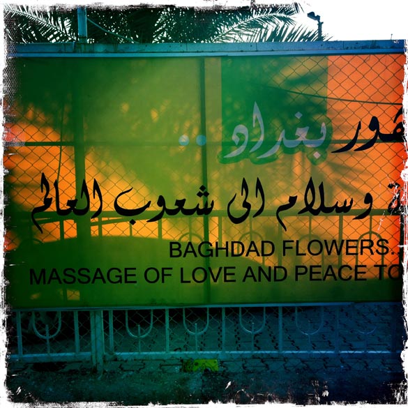 Banner pendurado do lado de fora de um parque em Bagdá
