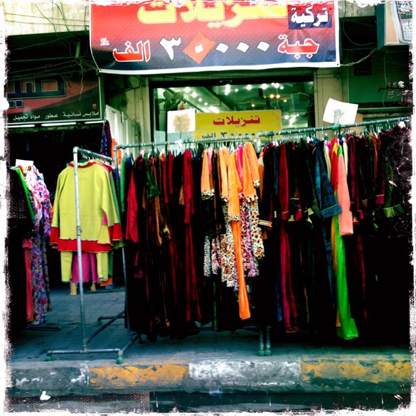 Roupas à venda em uma rua de Bagdá