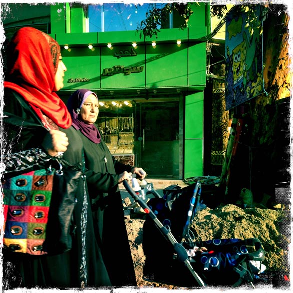 Mulheres iraquianas andam pelas ruas de Bagdá