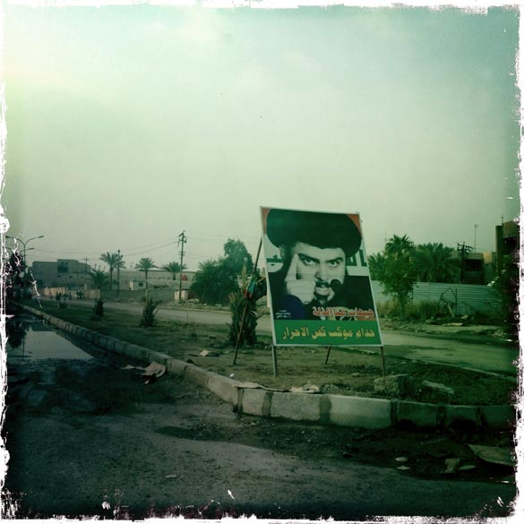 Cartaz do radical xiita Moqtada al-Sadrem Bagdá