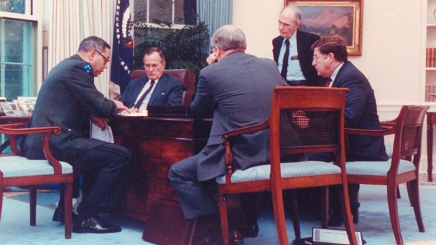 Presidente George H. W. Bush com (esquerda para direita) General Powell, Secretário de Defesa Cheney, o chefe do Estado-Maior John H. Sununu e o assessor Brent Scowcroft, discutem sobre a crise no Golfo Pérsico