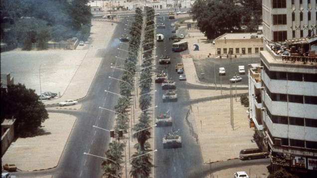 Tanques iraquianos transitam por uma das avenidas da Cidade do Kuwait, no Kuwait, durante a invasão de 1990