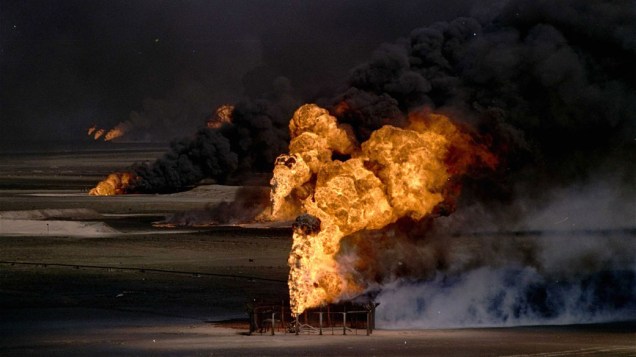 Poços de petróleo kuwaitianos incendiados pelas tropas iraquianas em fuga após a ocupação do país