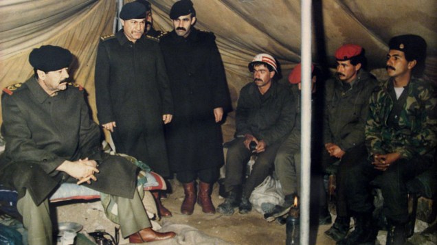 Presidente Saddam Hussein (esquerda) visita tropas iraquianas acampadas em território do Kuwait, depois da invasão de 02 de Agosto de 1990