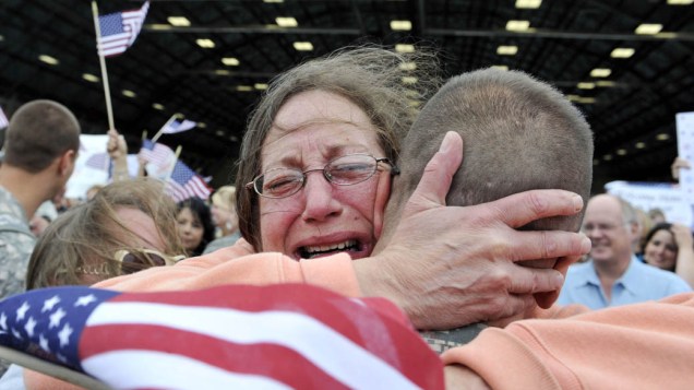 Familiares recebem soldados americanos que retornaram do Iraque