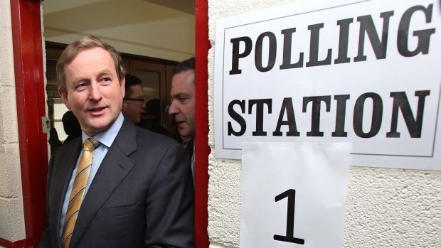 Líder da oposição Enda Kenny, do partido Fine Gael deixa as urnas após votar. A expectativa é que o partido governista, Fianna Fail, saia enfraquecido do pleito