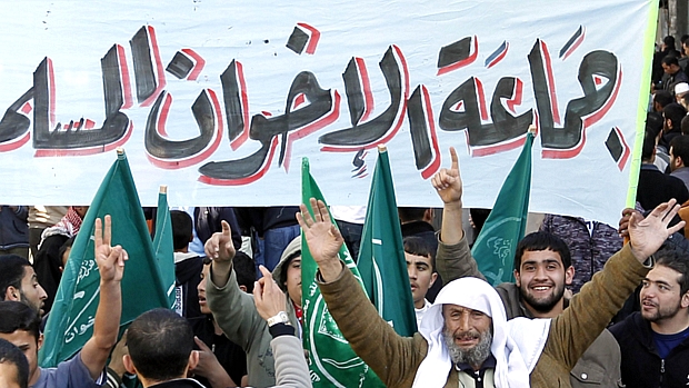 Membros do movimento Irmandade Muçulmana se unem aos demais manifestantes em várias cidades do Egito
