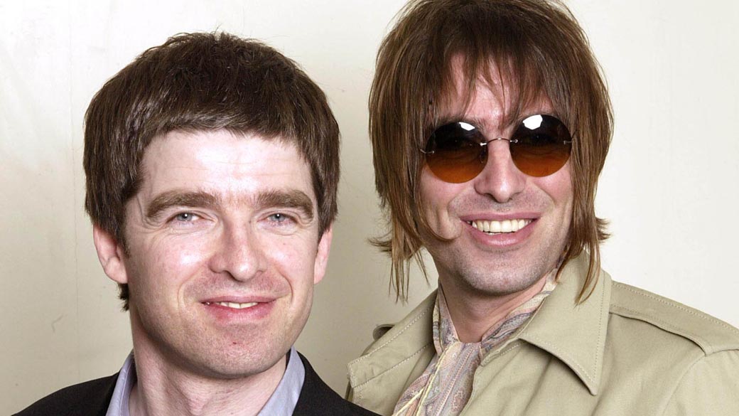 Os irmãos Noel e Liam Gallagher, ex-integrantes da banda Oasis, durante evento em Londres em 2003