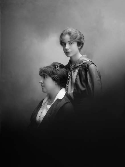 Elvira e Julia Remy. Arequipa, Peru, 1925