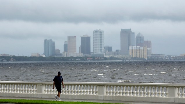 Ventos fortes atingem a baía de Tampa, na Flórida; tempestade Isaac pode se tornar o furacão mais forte desde o Katrina