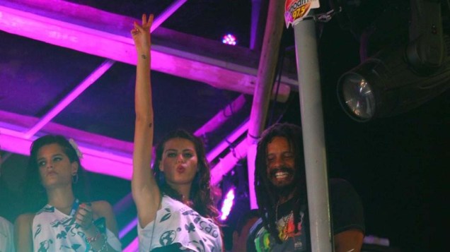 Isabeli Fontana e Rohan Marley no carnaval de Salvador, em 17/02/2012