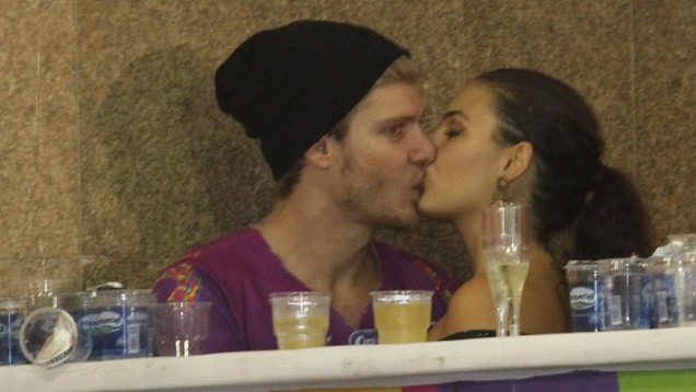Ísis Valverde e o namorado se beijam durante o carnaval em Salvador (18/02/2012)