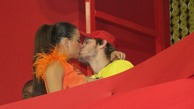 Atriz Isis Valverde beija o namorado, o produtor musical Tom Rezende, no camarote Contigo no circuito Barra Ondina em Salvador