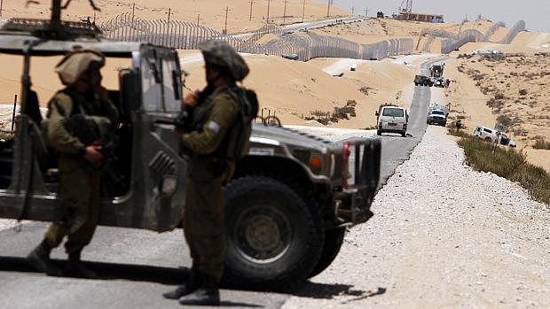 Tropas israelenses patrulham a região onde ocorreu um tiroteio, na fronteira com o Egito