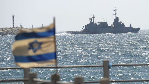 Navio militar israelense deixa o porto de Ashod, no sul do país, para interceptar outro navio humanitário com destino a Gaza