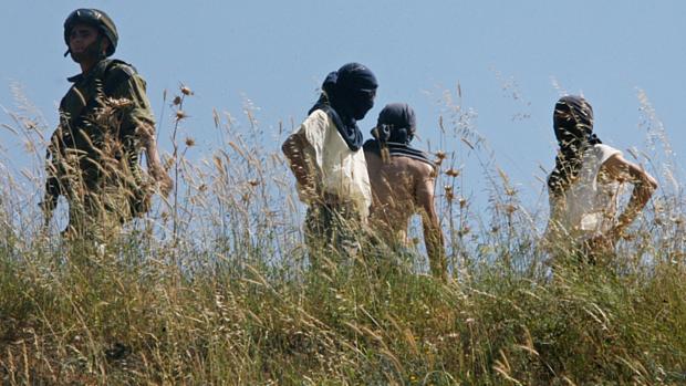 Soldados israelenses após ataque a pedradas a palestinos em Burin