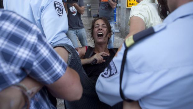 Polícia israelense prende ativista pró-palestina que espera estrangeiros no aeroporto de Tel Aviv