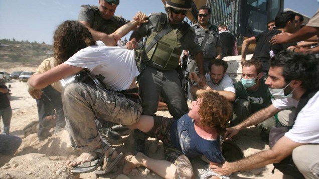 Policiais israelenses repreendem um grupo de manifestantes palestinos e estrangeiros que tentam impedir a construção de um muro separatista em uma vila da Cisjordânia, próxima à cidade bíblica de Belém