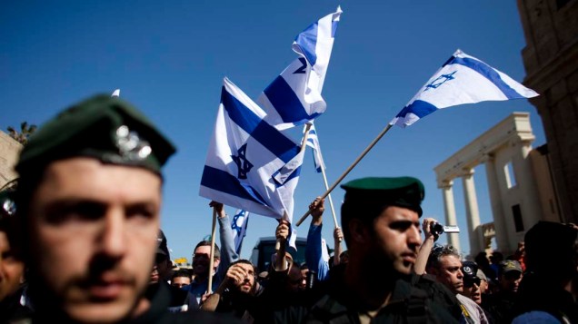Israelenses, de extrema direita, protestam contra a expansão de movimentos islâmicos em Jaffa, bairro de Tel Aviv onde residem judeus e árabes<br>	 
