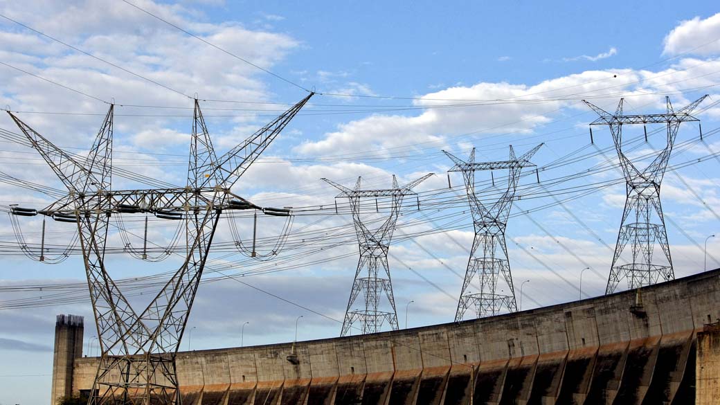 Rede de energia elétrica próxima à hidrelétrica de Itaipu
