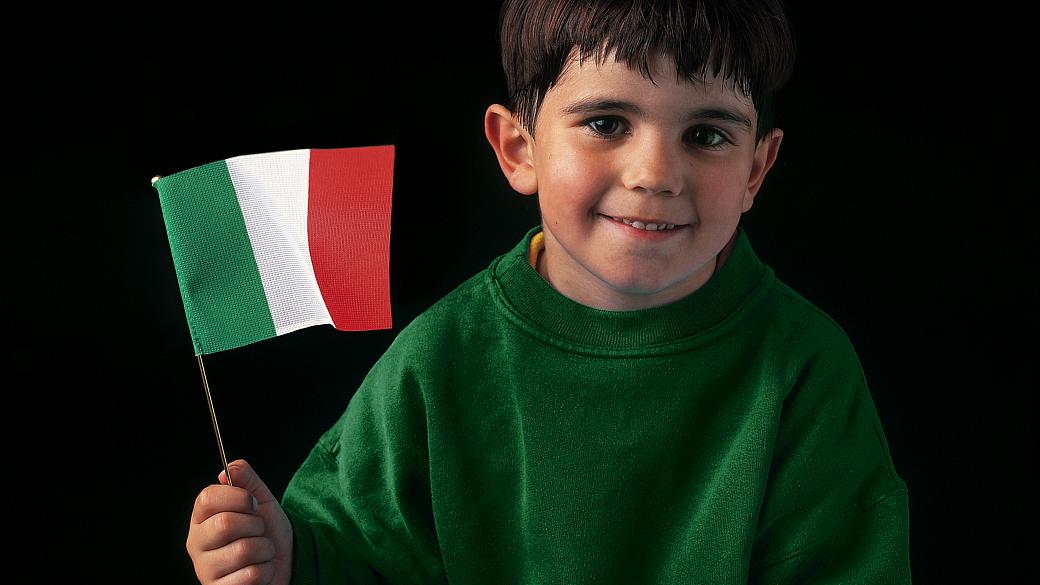 Criança com a bandeira da Itália