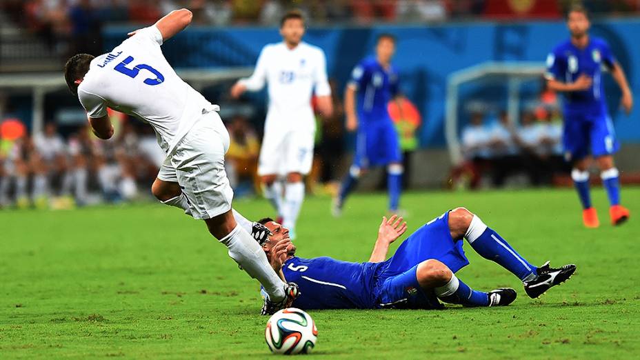 Lance entre o inlgês Gary Cahill e Thiago Motta, da Itália, na Arena Amazônia, em Manaus