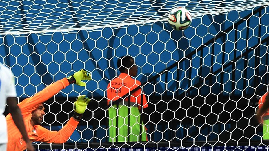 O goleiro inglês Joe Hart pula para pegar a cobrança de falta do italiano Pirlo, na Arena Amazônia em Manaus