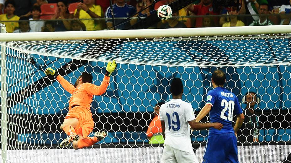 O goleiro inglês Joe Hart pula para salvar a bola durante lance no jogo contra a Itália na Arena Amazônia, em Manaus