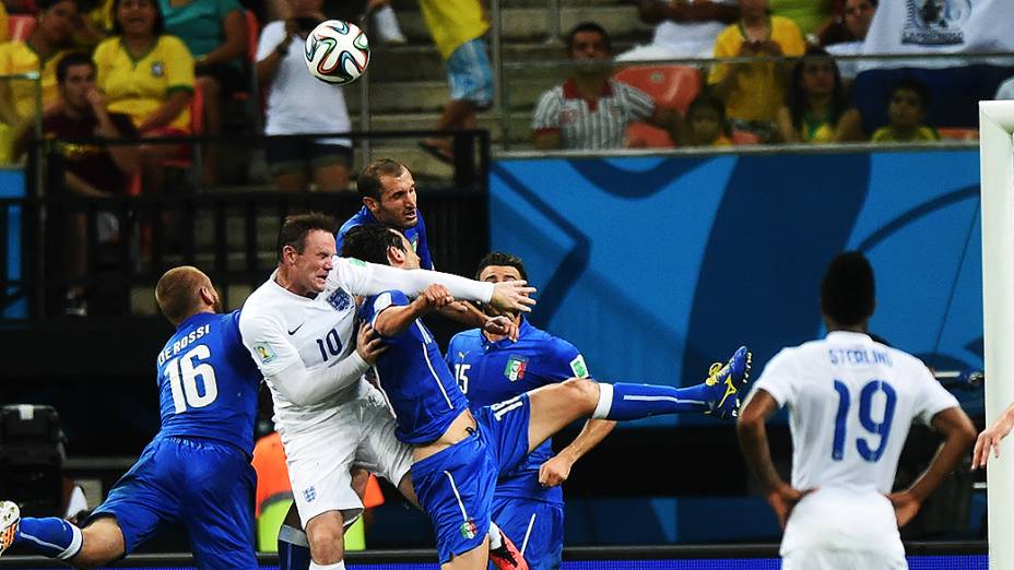 Lance de escanteio no jogo entre Inglaterra e Itália na Arena Amazônia, em Manaus